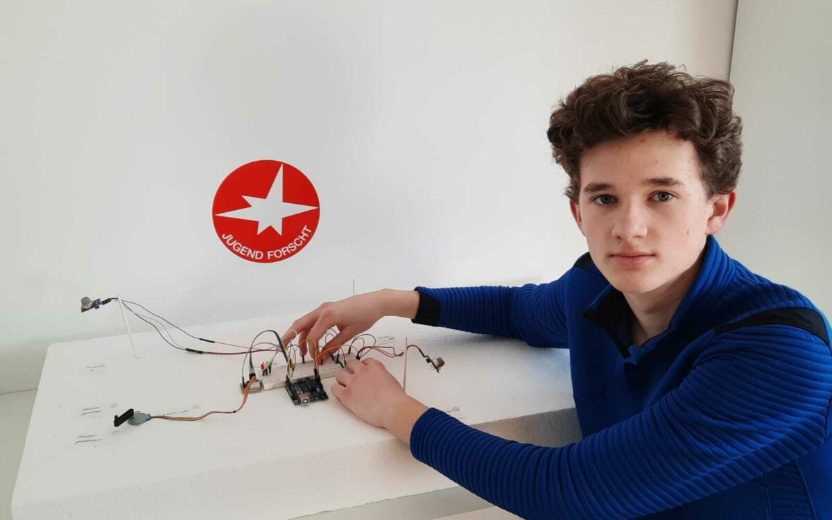 Niklas Hornfek sitzt neben seiner Lüftungstechnik-Erfindung Niklas Hornfek sitzt neben seiner Lüftungstechnik-Erfindung